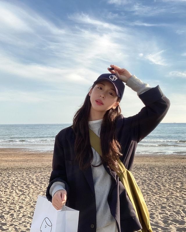 무표정녀 – 김지현